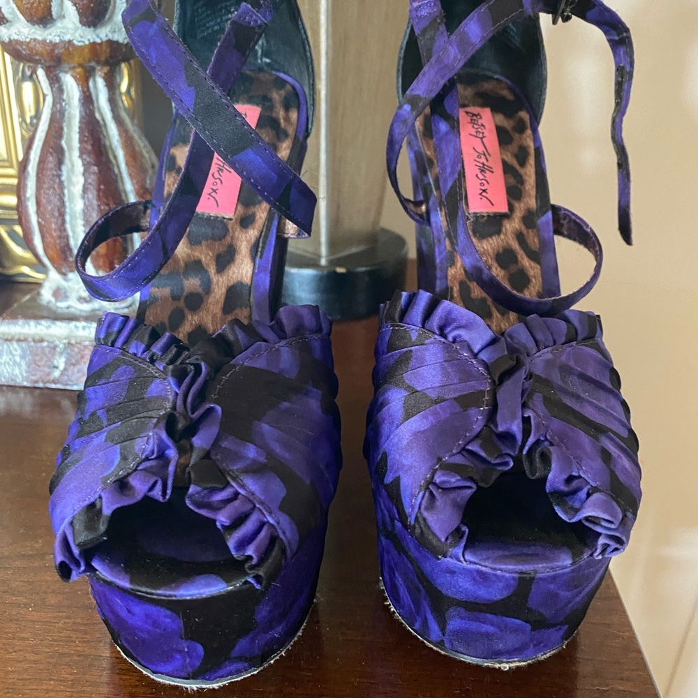 Betsey Johnson purple violet black roses platform wedge brritt 6.5